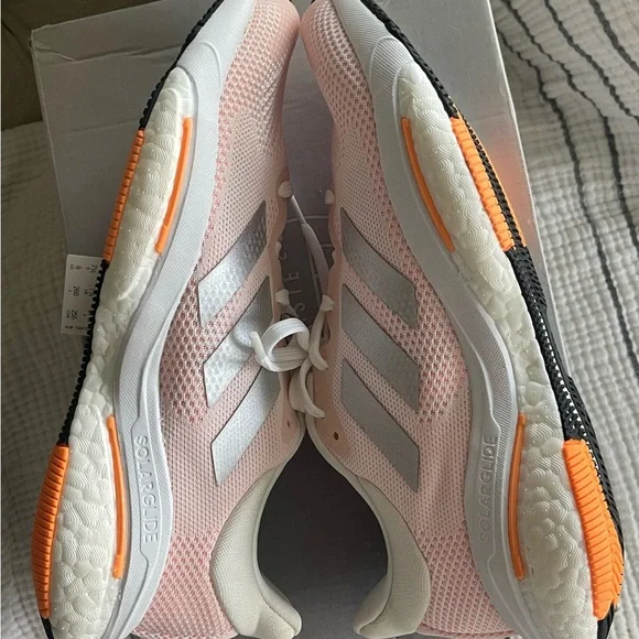 NIB. Adidas Women's Solar Glide 5 White/Silver/ Lite Pink Size 9 - Picture 11 of 14